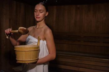 Nádoba s vodou ve finské sauně | eFi Palace